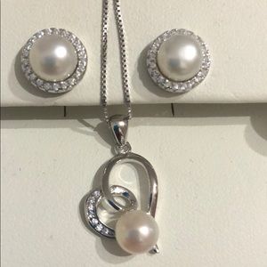 Silver pendant and earrings with pearls